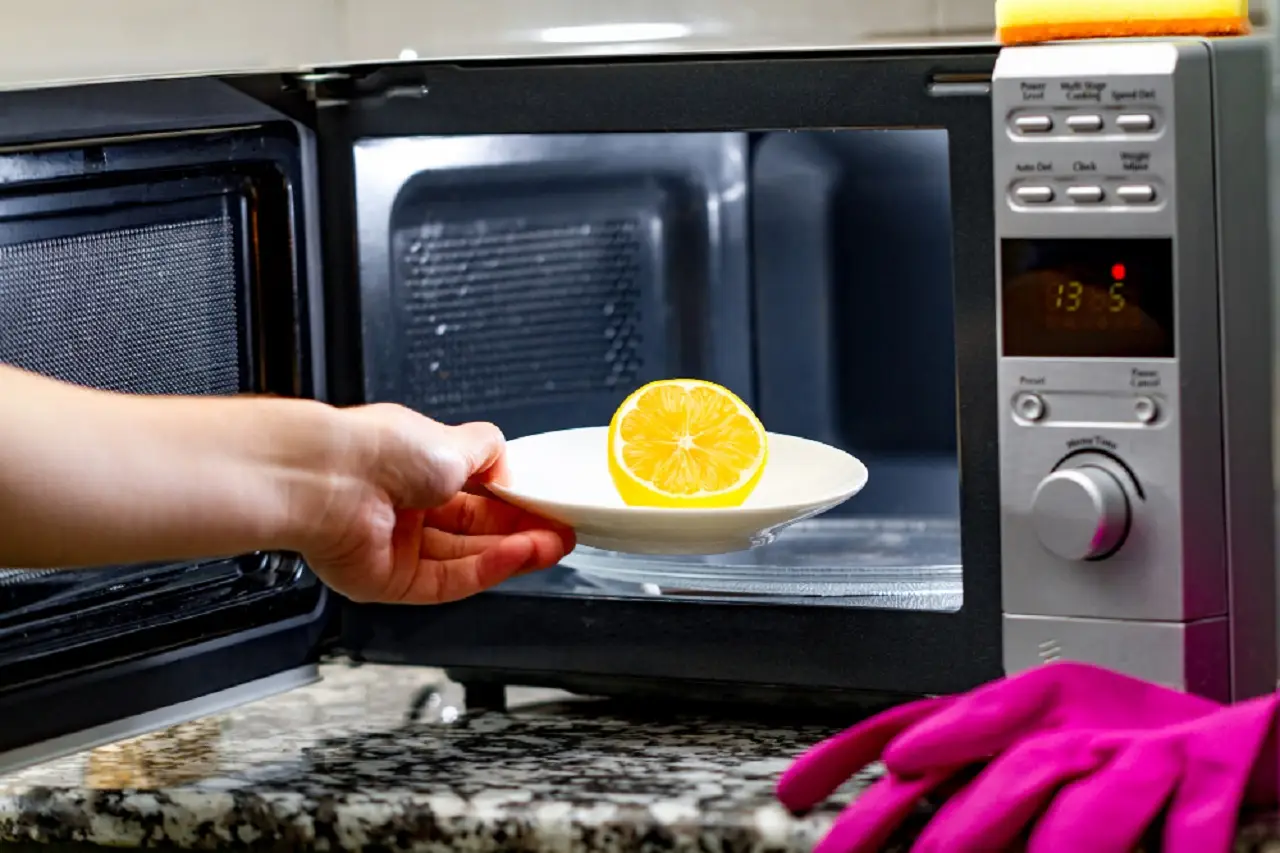 Forno a microonde incrostato? Si pulisce da solo in 3 minuti con una ciotola d’acqua e limone