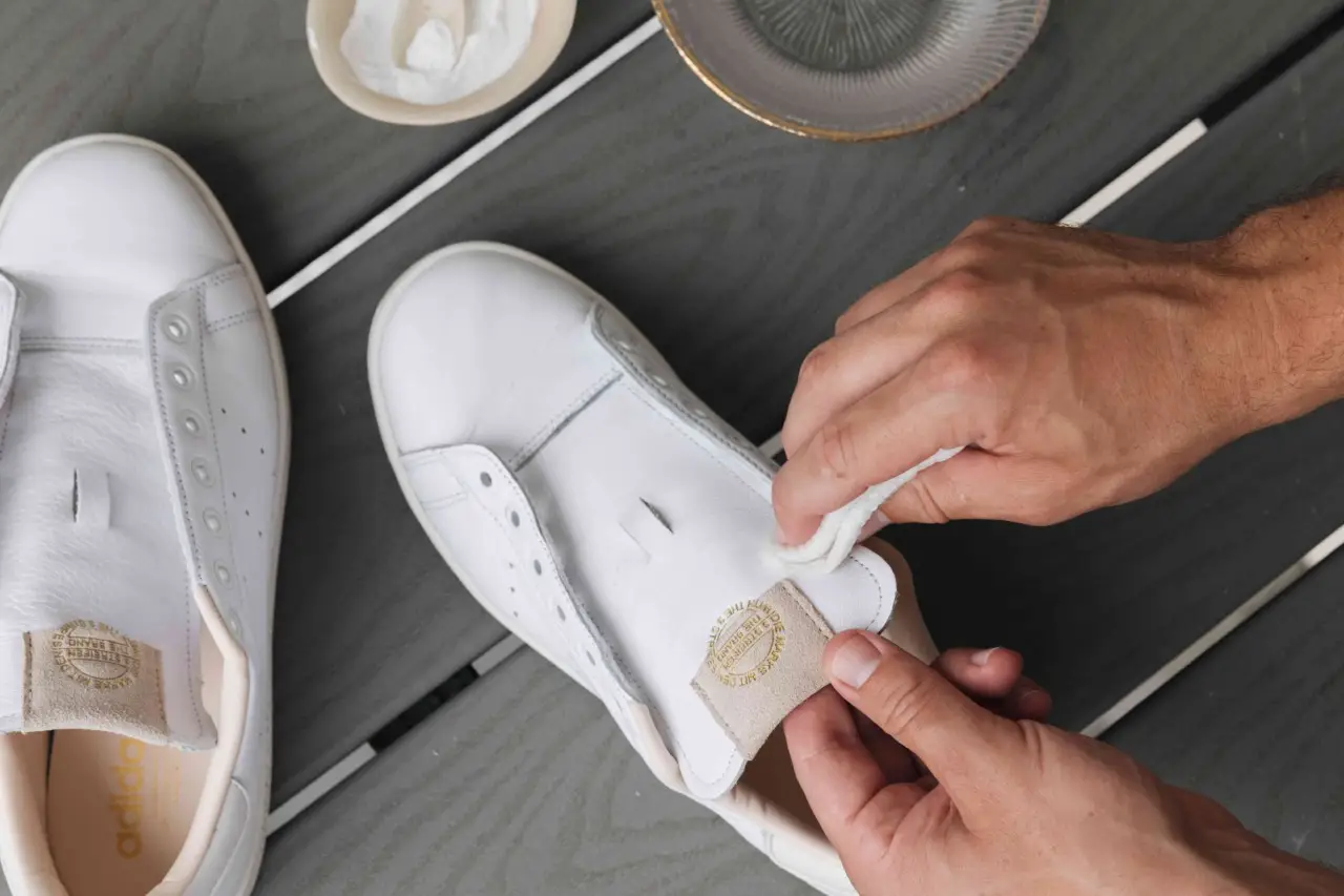 Come far tornare come nuove le scarpe da ginnastica bianche (anche la suola ingiallita)