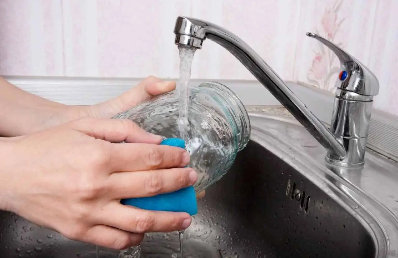 Smetti di sprecare soldi: il trucco per far durare le spugne da cucina il doppio del tempo